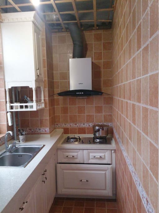 厨房,冰箱是上下对开的冷冻冷藏都有. kitchen, with freezer & refridgerator