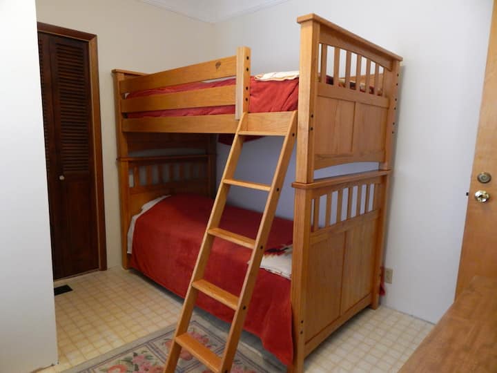 中间卧室的双层床