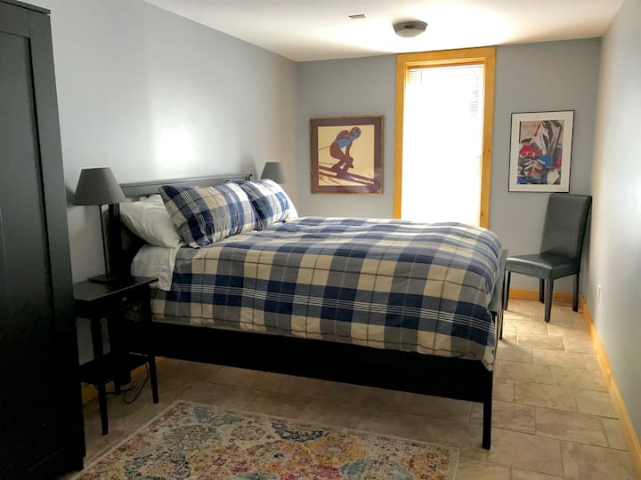 低层卧室，配备标准双人床和自然光