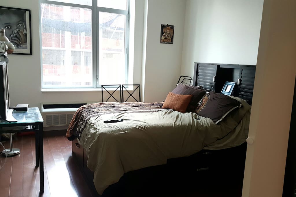 Bedroom (Queen bed)