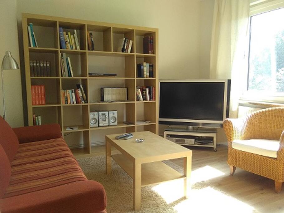 Gemütlich mit Sat-TV, kl. CD-Radio, Bücher
