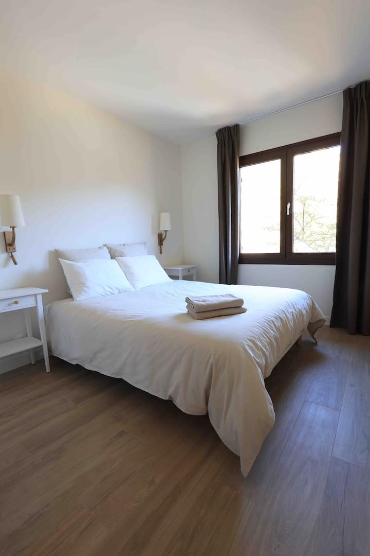 La habitación 1 en el nivel 1: cama doble de 160x200 cm con TV. 