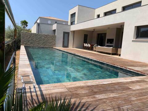Spacious villa Pool 14m Beach access on foot