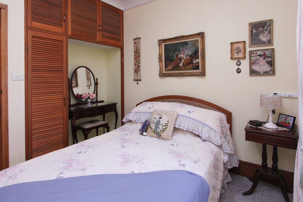 Queen bedroom with luggage storage