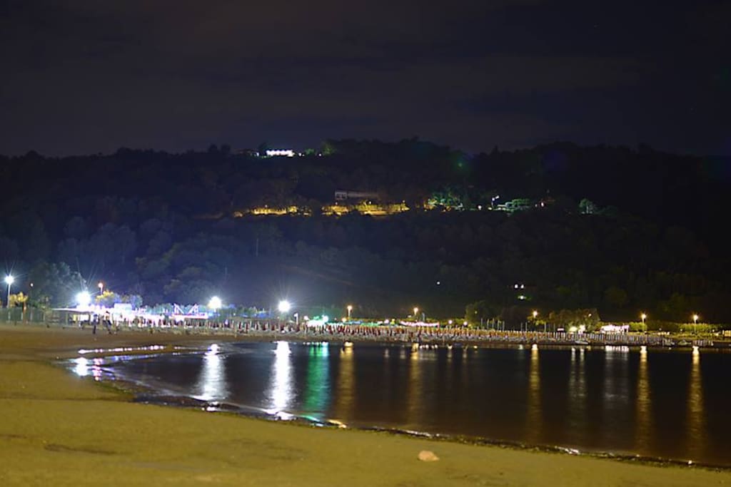 Baia Flaminia by night, dall'appartamento con una piacevole passeggiata di 5 minuti raggiungerete la "movida" di Piazza Europa e la bella Spiaggia di Baia Flaminia