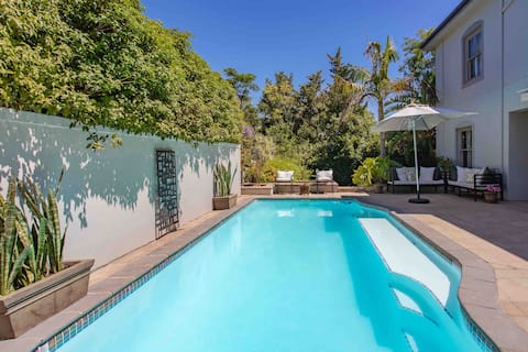 Luxury 5-Bed Villa, Walk to Village, Private Pool