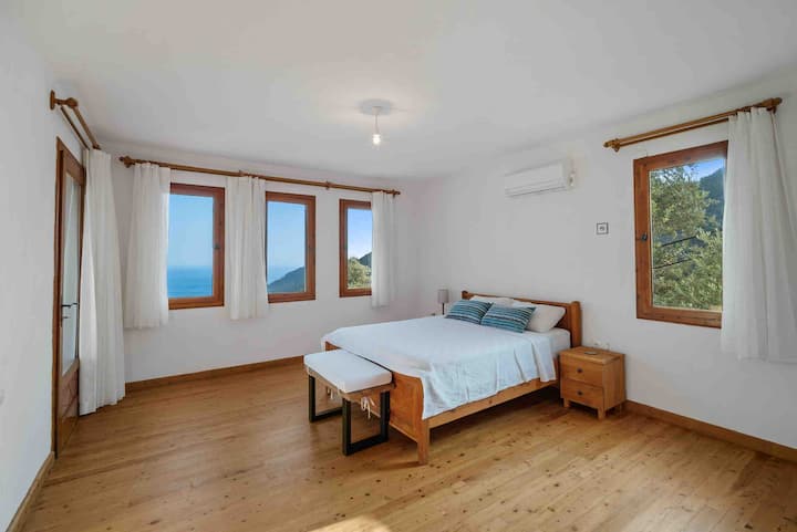 Upstairs master bedroom with sea view and in-suite bathroom.  2 portable single beds can be added to this room accomodate up to 8 people in the house.