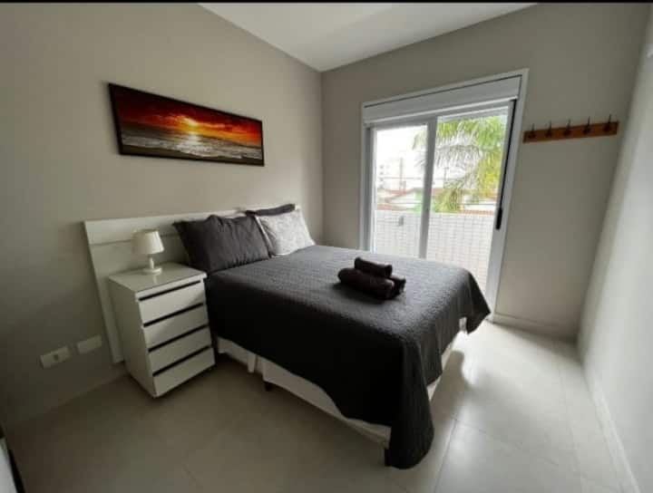 双人床，标准尺寸， Castor床垫。 