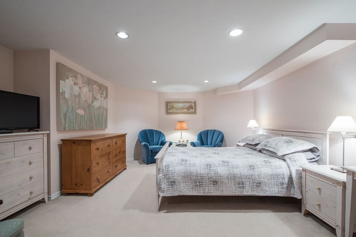 Cosy one bedroom with kitchen & separate entrance