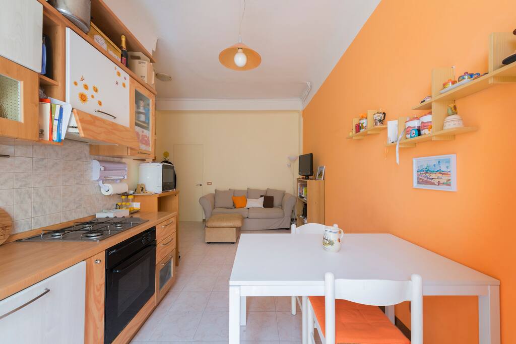 Cucina a vista e soggiorno.