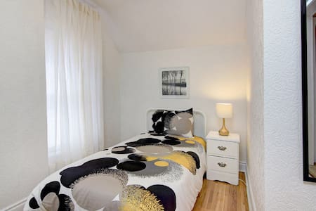Comfy single room-short walk to the Falls