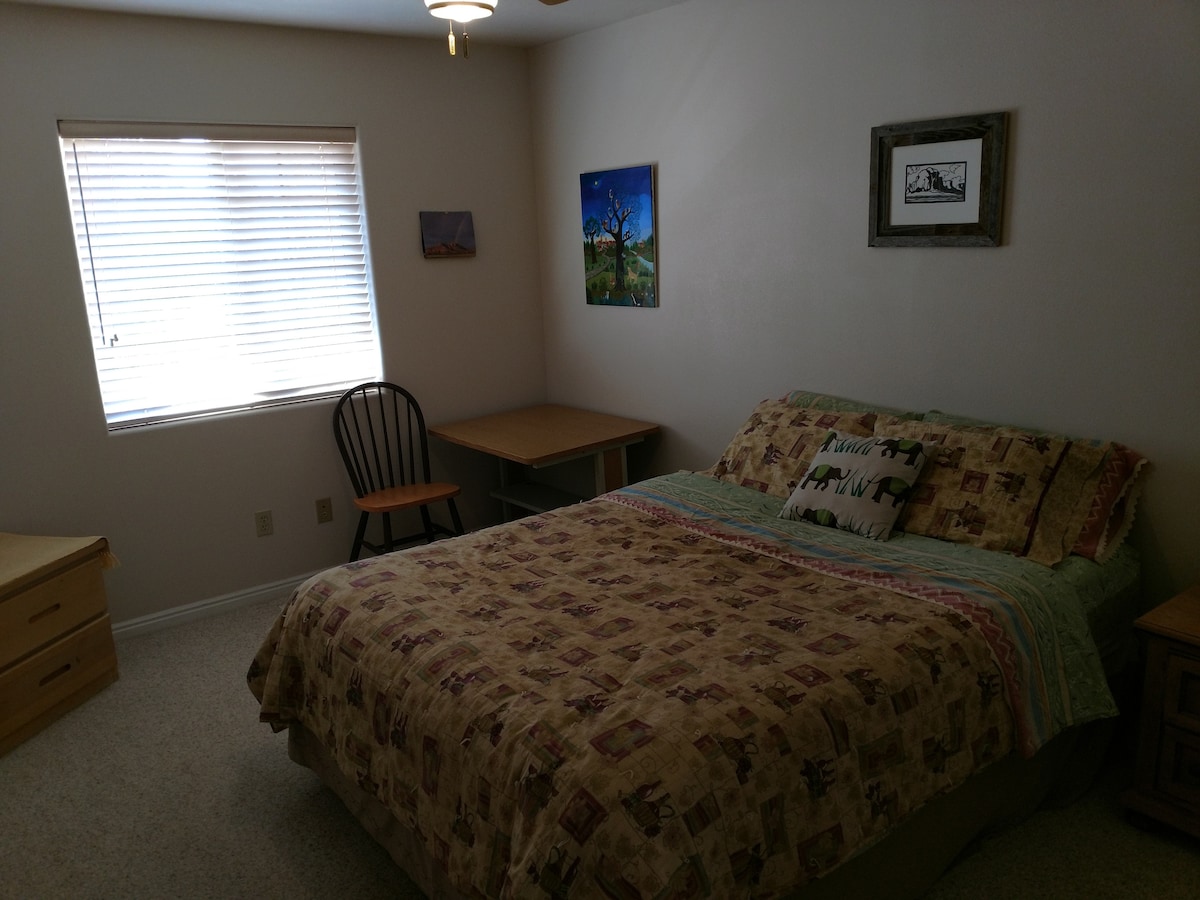 Chumba cha kulala cha mgeni wa pili na godoro la juu la mto, dawati na kiti.