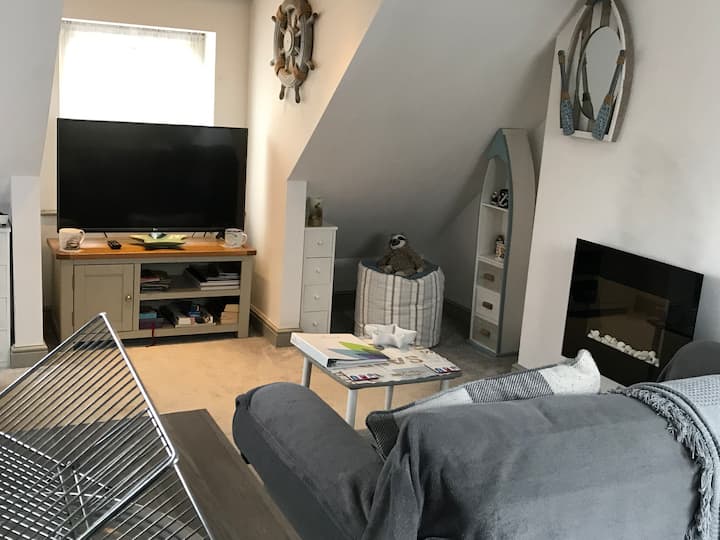 Cosy 2nd Floor Studio Apt &Bathroom Bath & Shower - Gwynedd