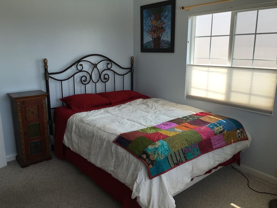 Guest room with queen-sized bed