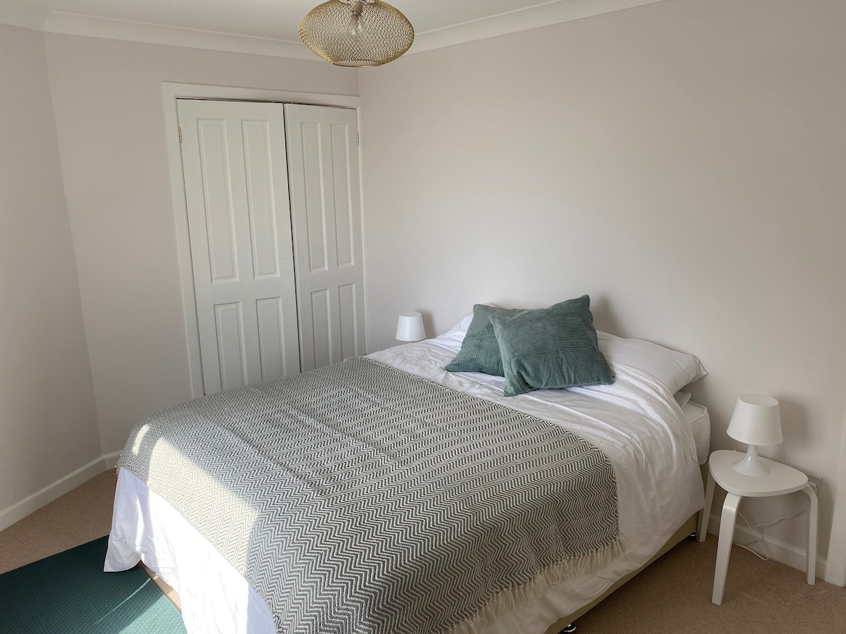 Spálňa môže byť vybavená ako manželská posteľ alebo dvojča.