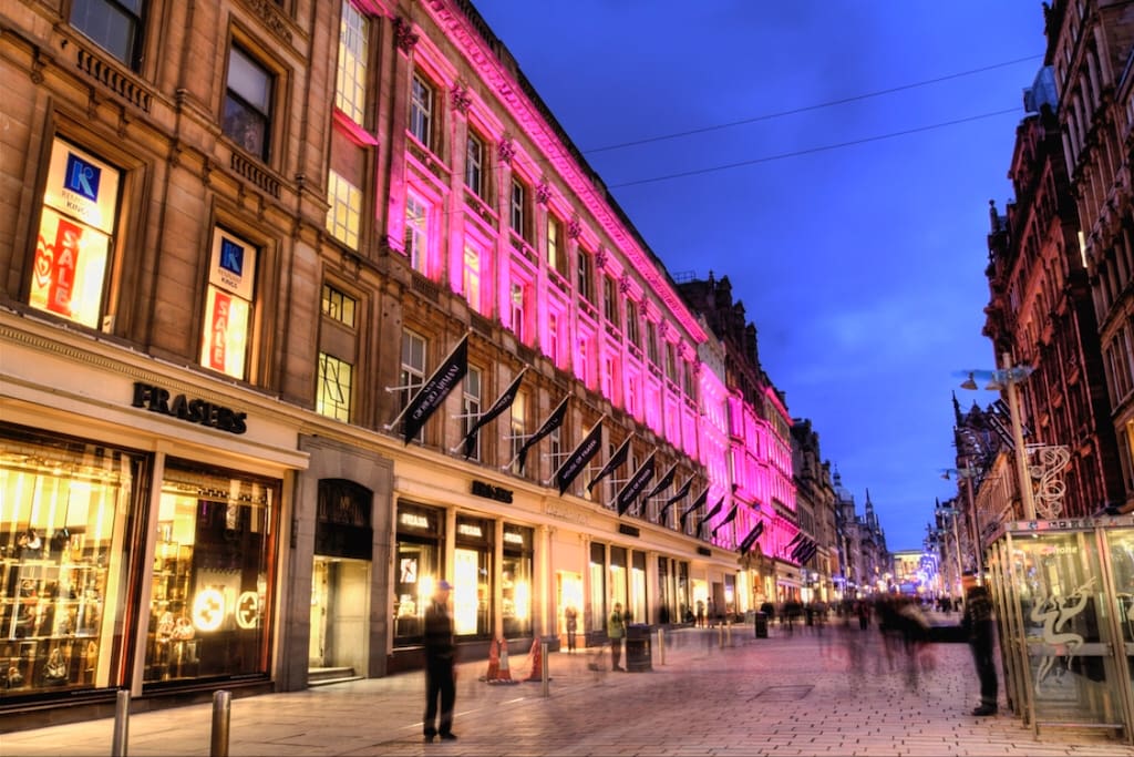Evening shopping on the Style Mile