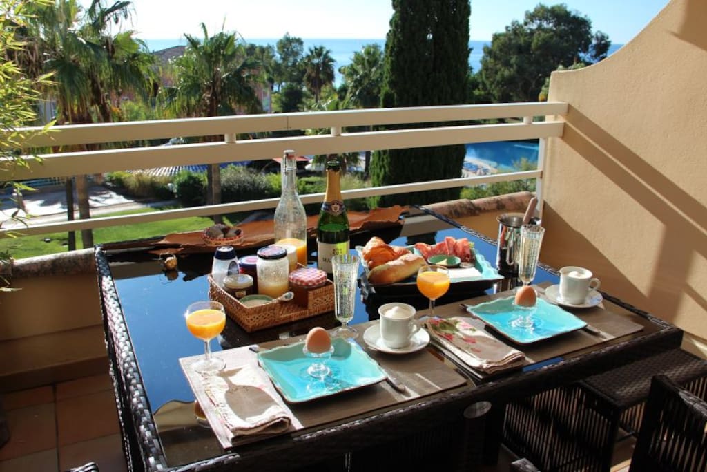 Frühstück am Balkon