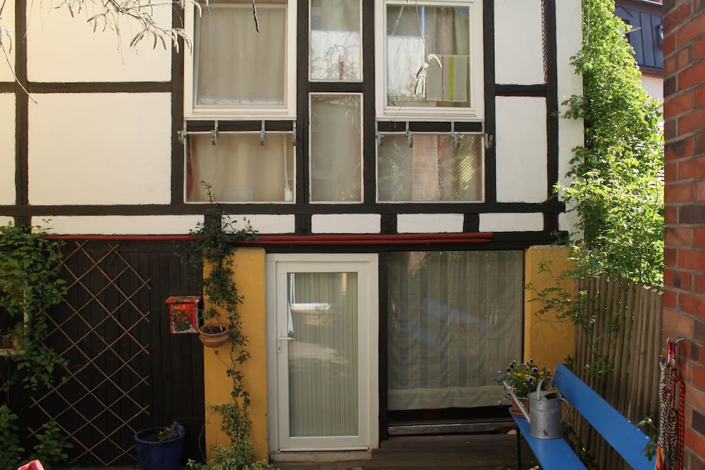 ...mit großer Fensterfront