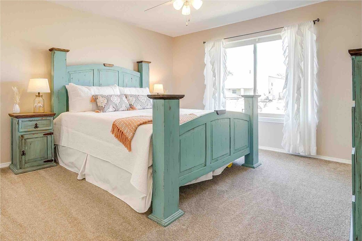 سرير بحجم كينغ مع نافذة صورة تطل على الماء. 