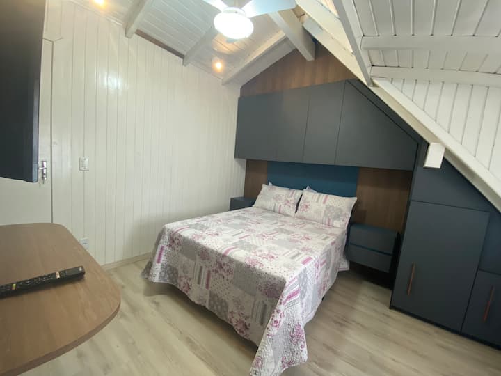 Spálňa 1 s manželskou posteľou a rozkladacou pohovkou pre dve osoby, klimatizáciou a stropným ventilátorom 