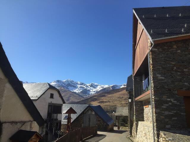 Entire home with 4 bedrooms in Bagneres De Luchon - Chalet à Cathervielle - Vue exceptionnelle