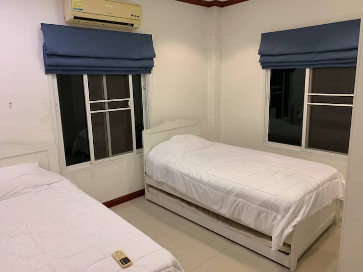 dhomë gjumi 1 në 2 kat , 2 krevate të veçantë me mundësinë e tërheqjes së krevatit shtesë në dysheme. banjë private me dush dhe tualet