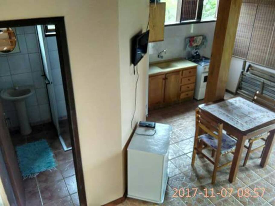 Banheiro + sala e cozinha conjugados.