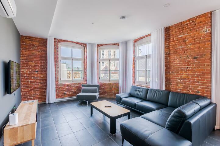 T401 – Lofts du Trésor – Par Les Lofts Vieux-QC gallery image 4