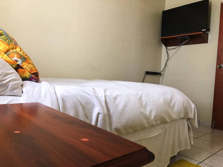 Chumba # 2 Kitanda Kimoja Kamili