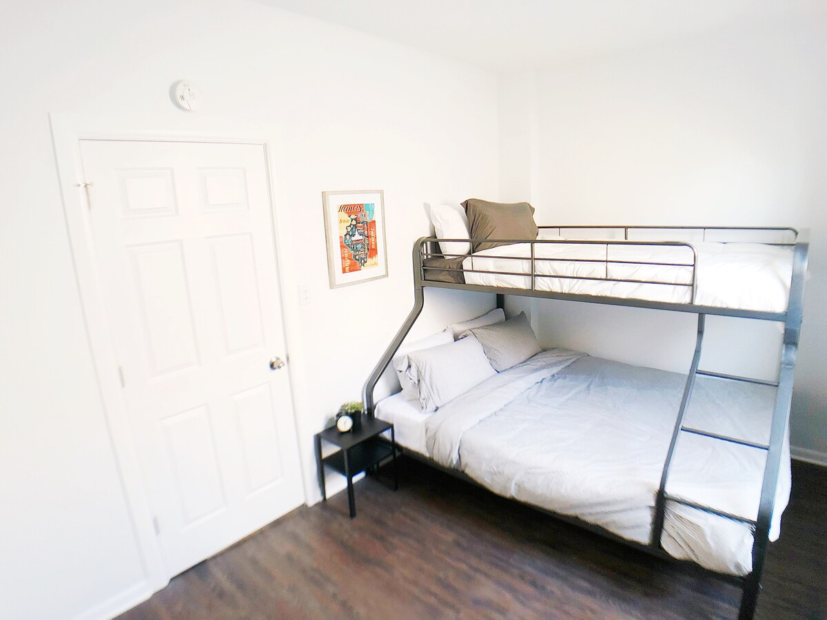 Master slaapkamer met ruime kast en queensize bed + twin XL stapelbed