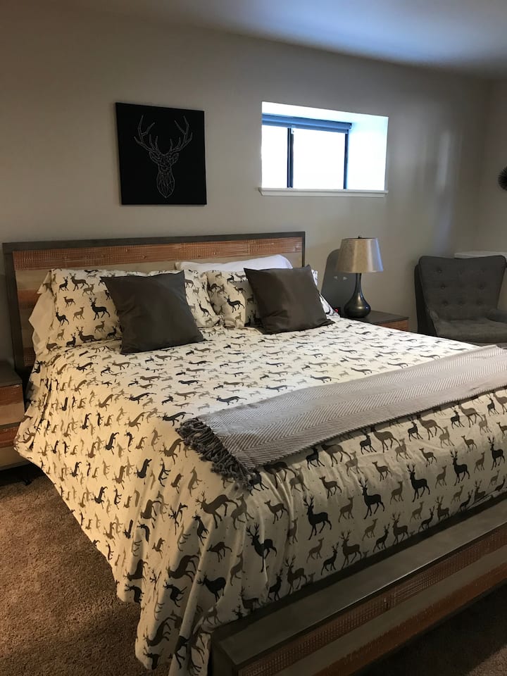 Dormitorio en el primer piso: cama tamaño king
