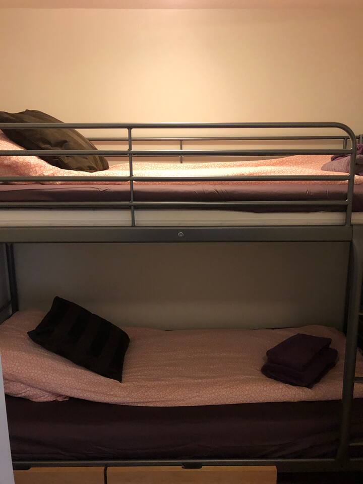 Პატარა ოთახი ბინაში, არ არის ფანჯარა, კარი და 90 სმ ორსართულიანი საწოლი.