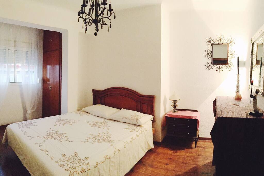 Amplio dormitorio principal con ventana al exterior, cómoda cama de látex, armario y aparador.