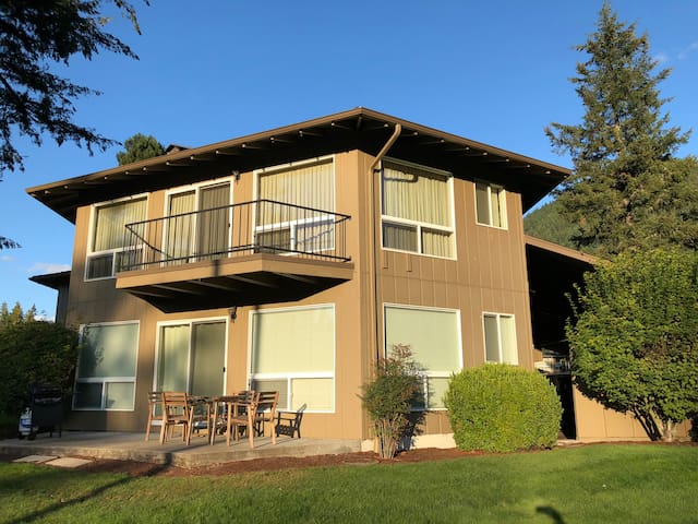 Spacious, dog-friendly condo w/ golf course views