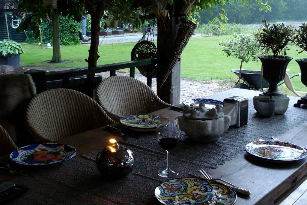 Een gezellige veranda met een buitenhaard/braai voor gezellige BBQ avonden!