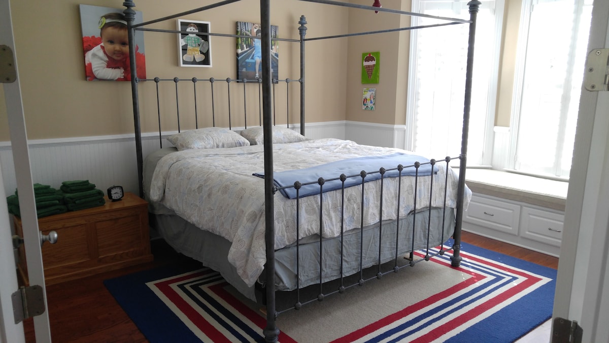 Vizitori në katin e poshtëm BR - King