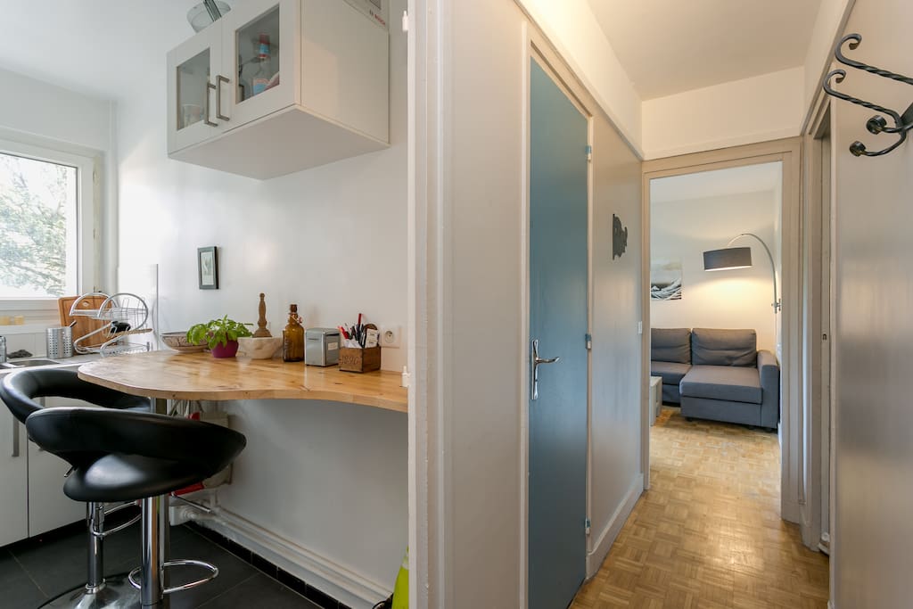 Couloir d'entrée donnant sur la cuisine, les toilettes et le salon