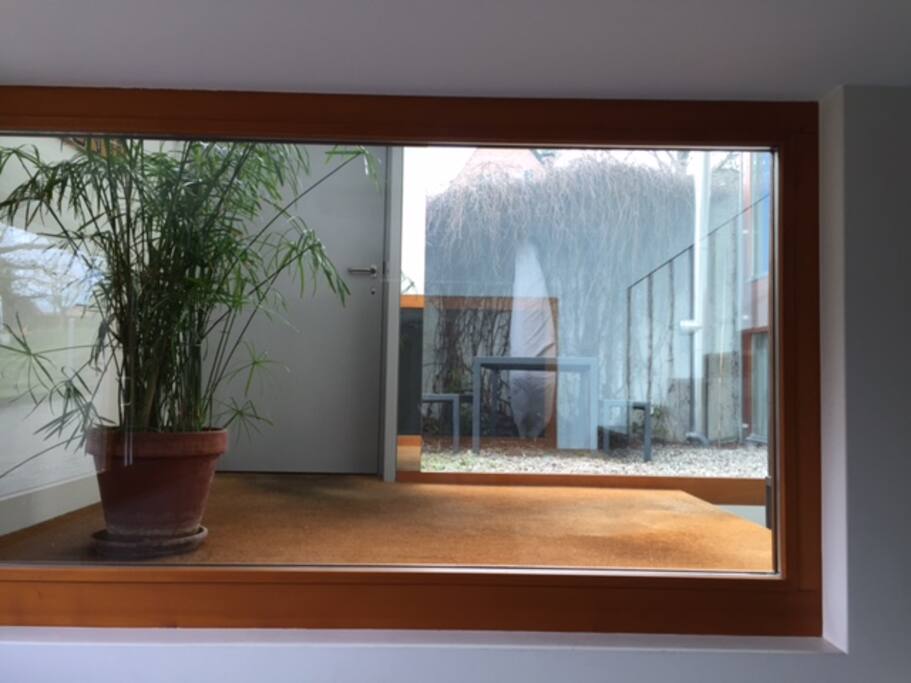 Blick vom Zimmer (noch unmöbliert) zum Eingangsbereich und Gartensitzplatz
