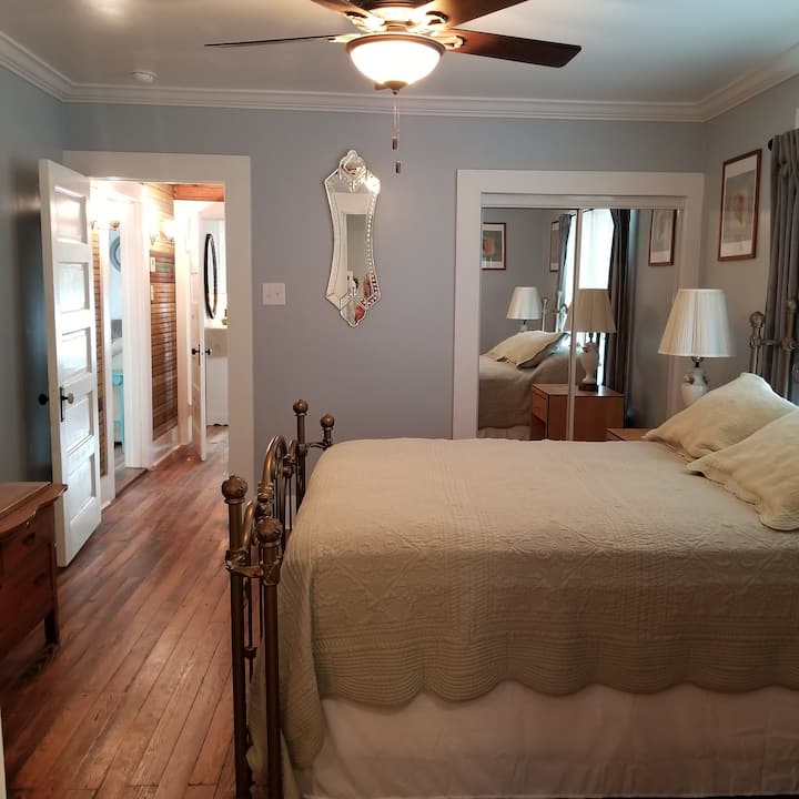 Dormitorio principal con vistas a la parte delantera de la cabaña