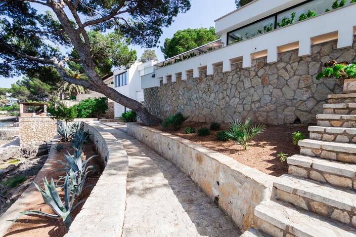 Luxurious Villa on the Sea gallery image 3