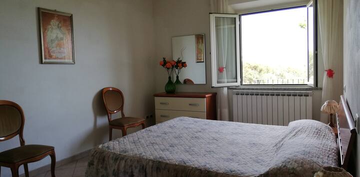 Camera matrimoniale dotata di balcone con vista sul Lago Trasimeno