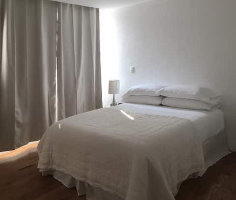 Comfortable, beautiful and convenient pied à terre