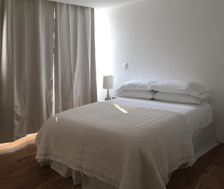Comfortable, beautiful and convenient pied à terre