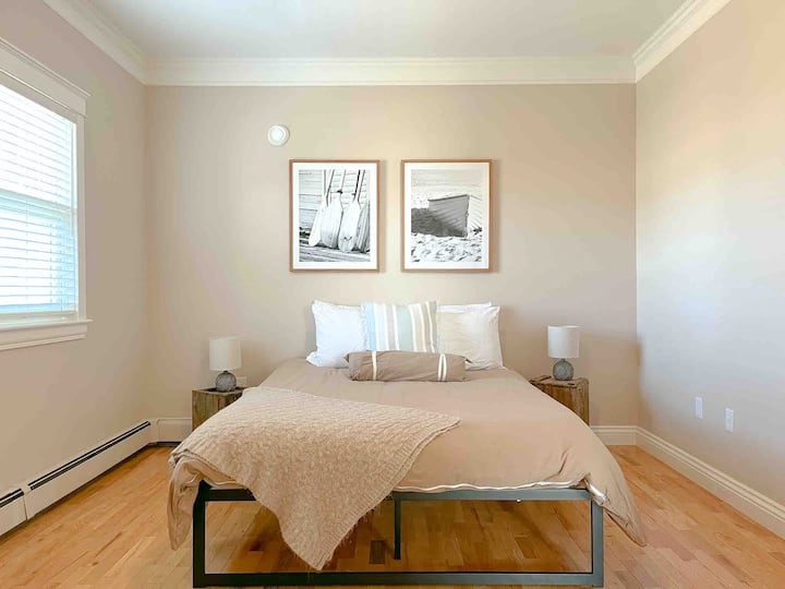 هذه غرفة النوم الكبيرة في الطابق الرئيسي. يوجد مقعد كبير وخزانة تحتوي على مقاعد مدمجة. 