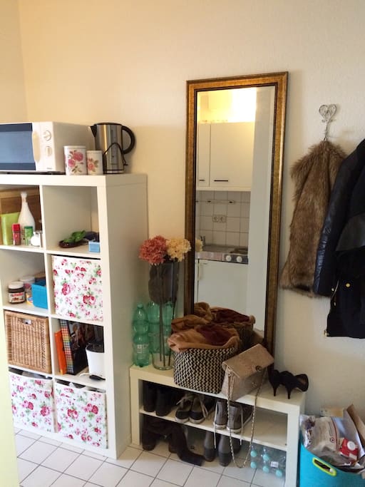 Eingangsbereich mit kleiner Garderobe und Regal für Küchenutensilien und Lebensmittel
