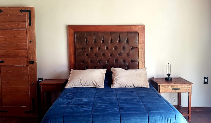 二楼次卧，标准双人床，底部配备双人可移动床垫。 