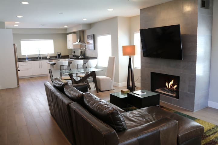 Prime Venice!! Brand New Private Home Near it All! gallery image 4