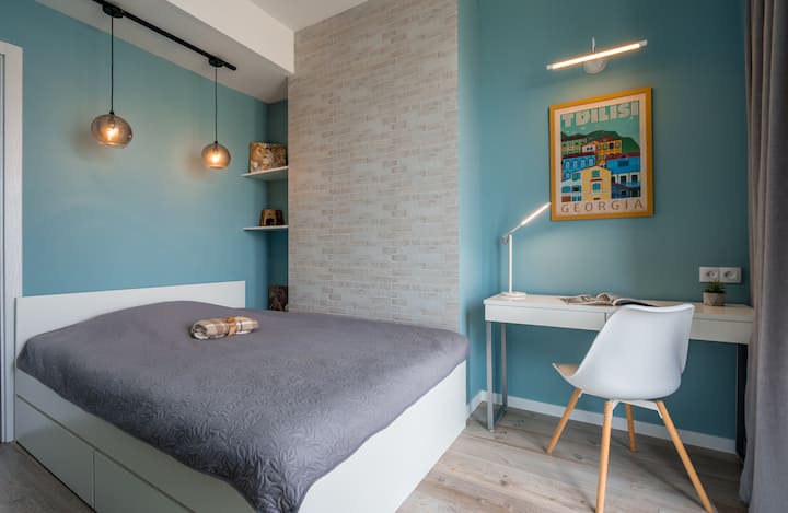 En la zona de dormitorio encontrarás una terraza de trabajo con lámpara inteligente para trabajos remotos, y desde el 08.2023 la habitación está equipada con la segunda unidad de aire acondicionado incorporada para los días de verano:) 