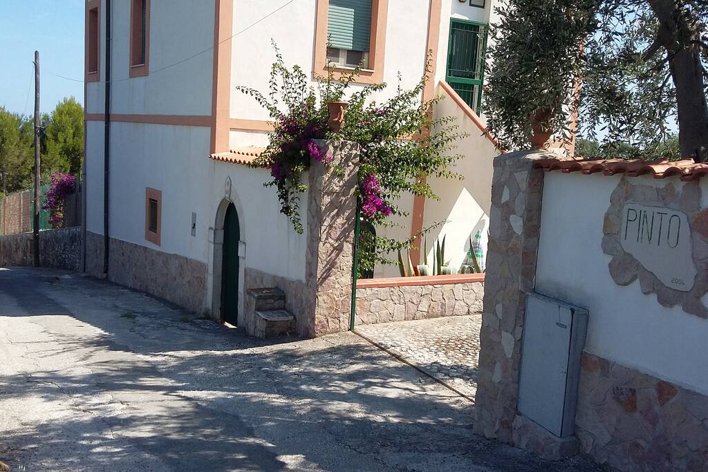 Ingresso e parcheggio - Entrance and parking space