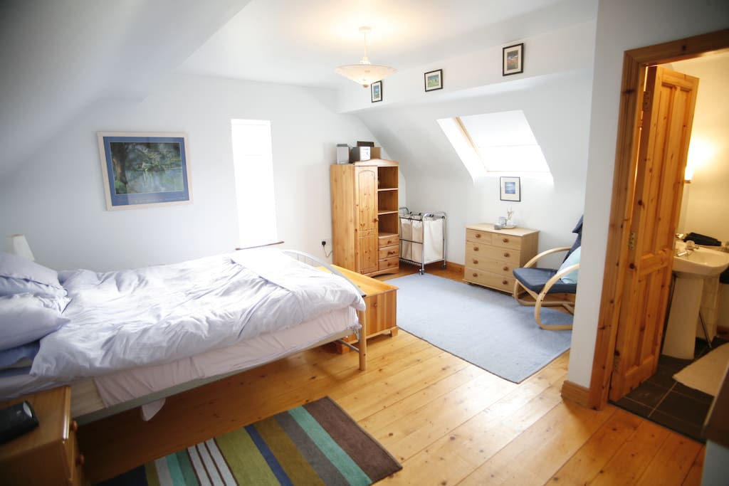 Master bedroom & en suite bathroom, private loft sitting room off master